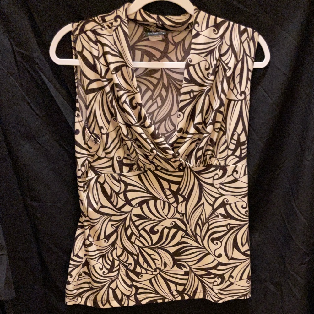 ‼️Close Out‼️Sleeveless scoop neck top, beautiful, soft fabric.